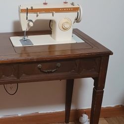 Singer Sewing Machine Like New!!!