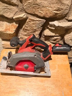 Milwaukee skilsaw with battery