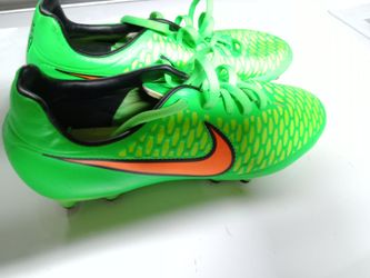 Boys Nike soccer cleats size 7.5