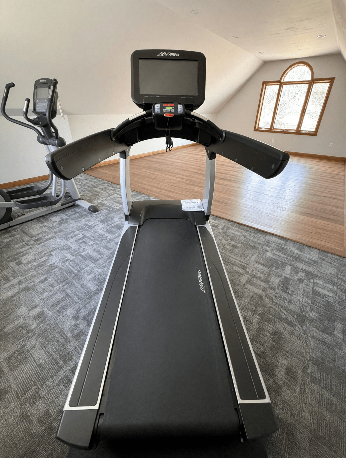 Life Fitness Platinum Discover SE Treadmill - Like New 19" Touchscreen - Plainville, MA
