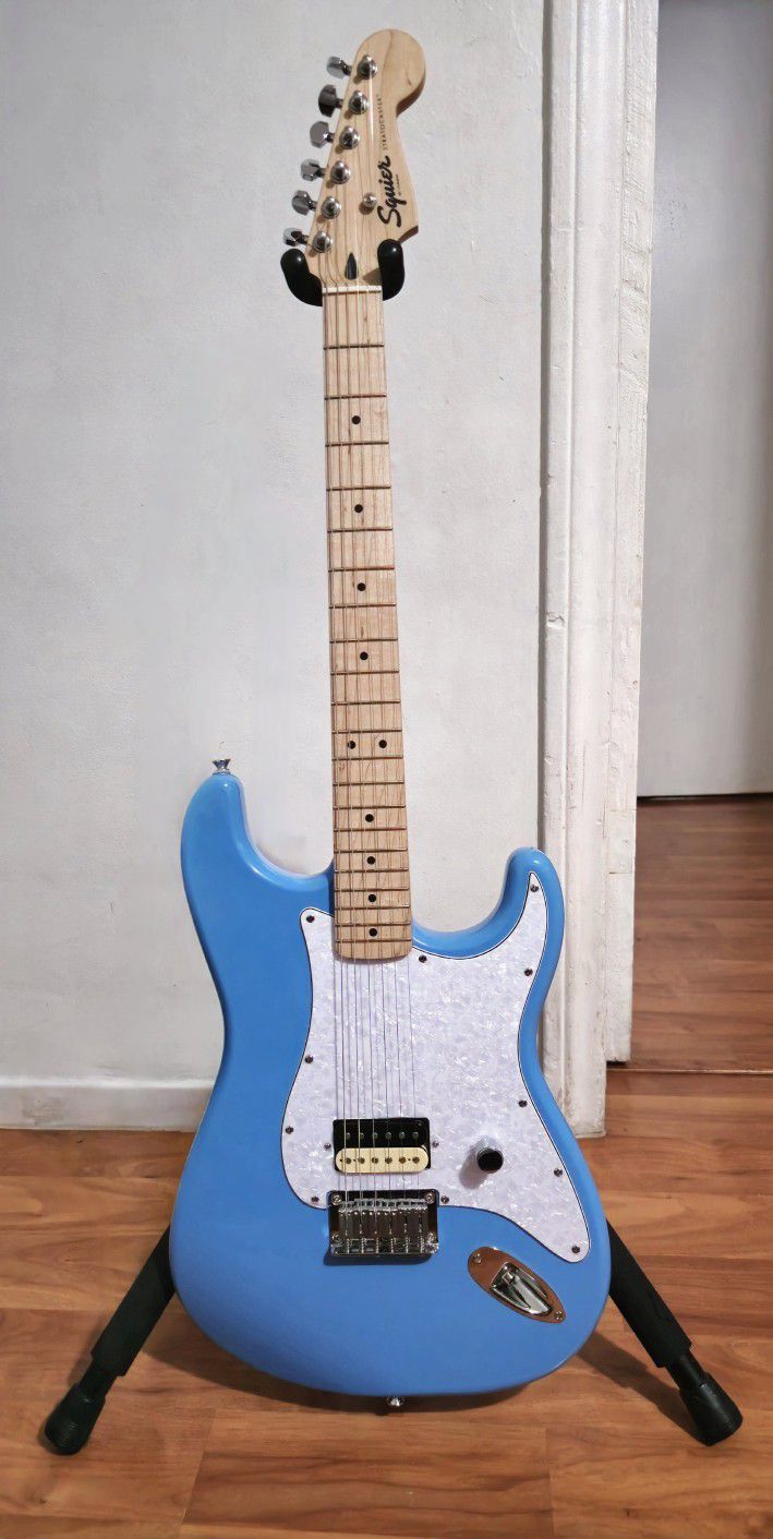Tom Delonge Inspired Limited Edition (California Blue) Squier Sonic Stratocaster HT H 2023