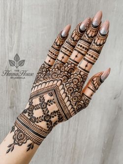 Henna Artist.