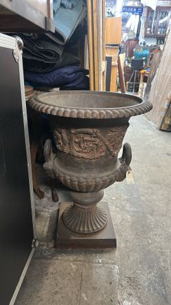 Pair of Heavy Cast Iron Garden Urns on Pedestals (Set of 2) – Classic Style