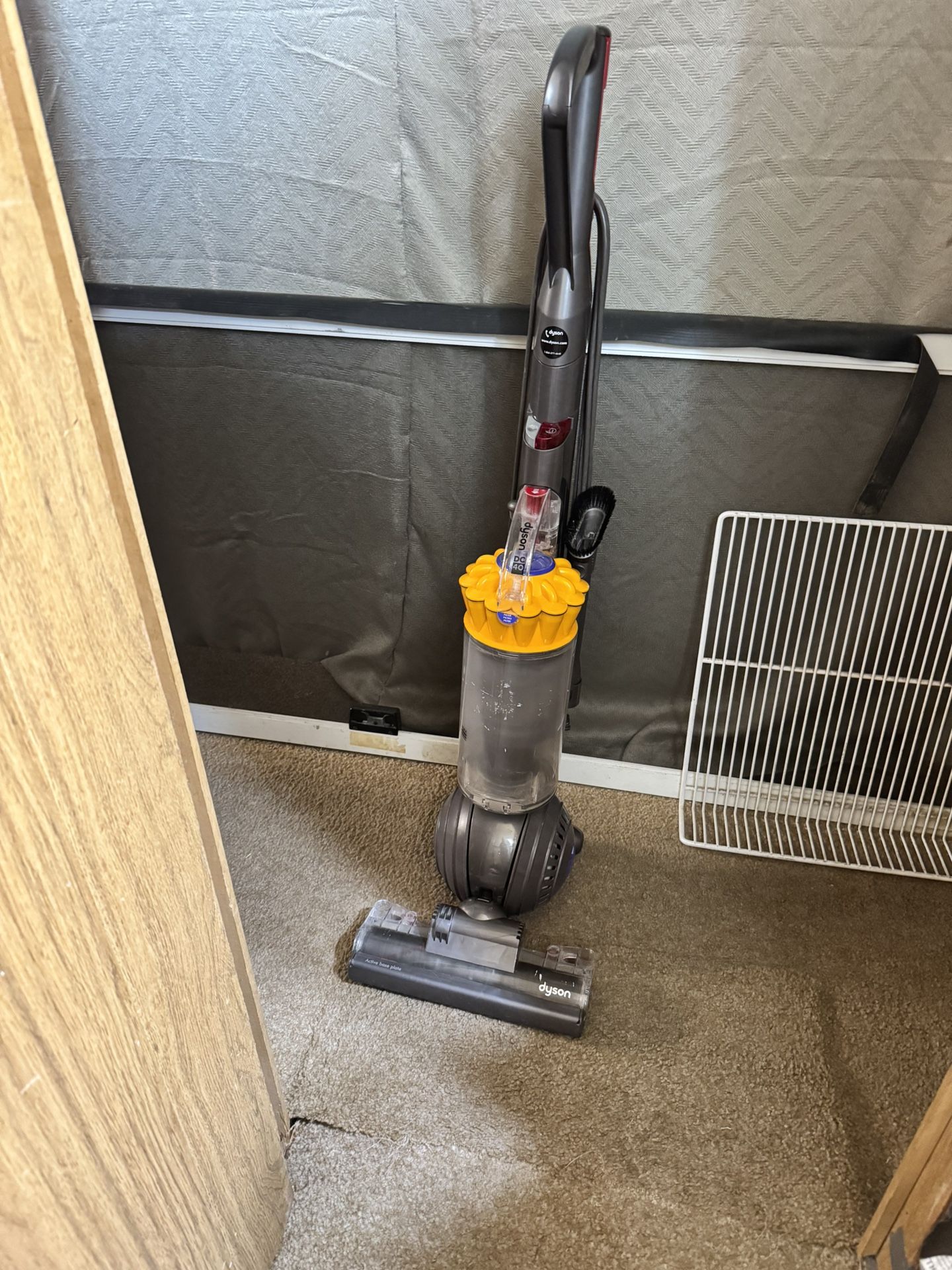 Dyson DC 40 ONE OWNER bagless vacuum cleaner / washable filter / works excellent / SUPER STRONG SUCTION