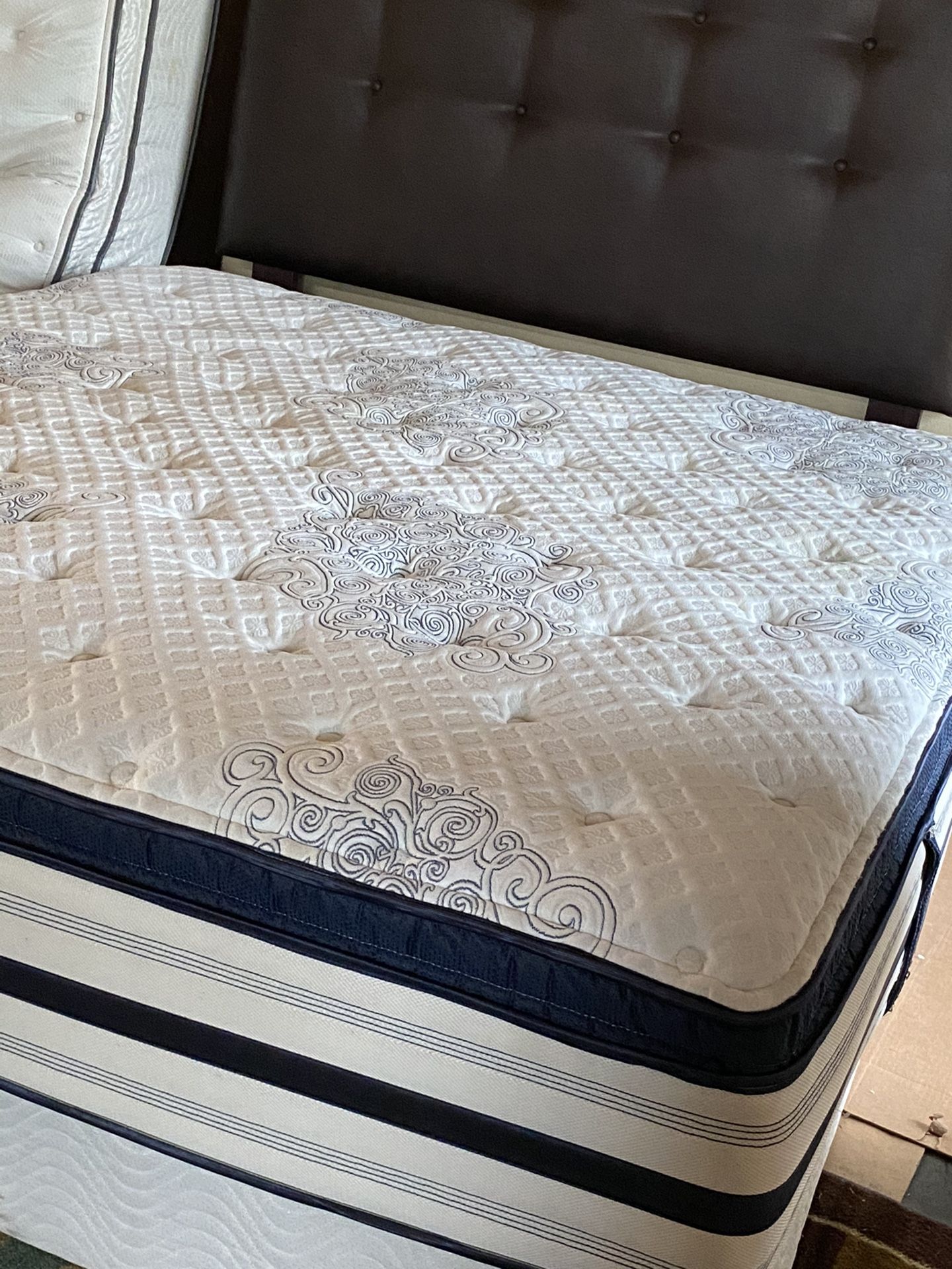 USED KING SIZE BEAUTYREST PILLOWTOP PLUSH MATTRESS WITH BOX SPRING for