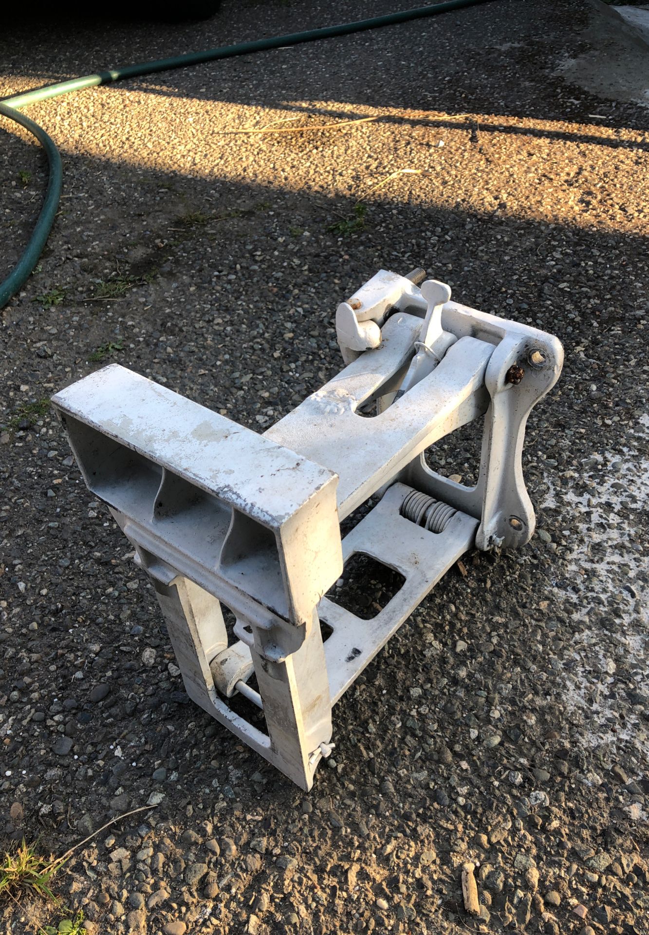 Outboard motor mount