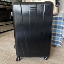 24" Samsonite Hardside Spinner - Jet Black (Like New) 【Key Summary】 Purchased in Dec 2024—Pristine Condition. While the paper hangtags are no longer a