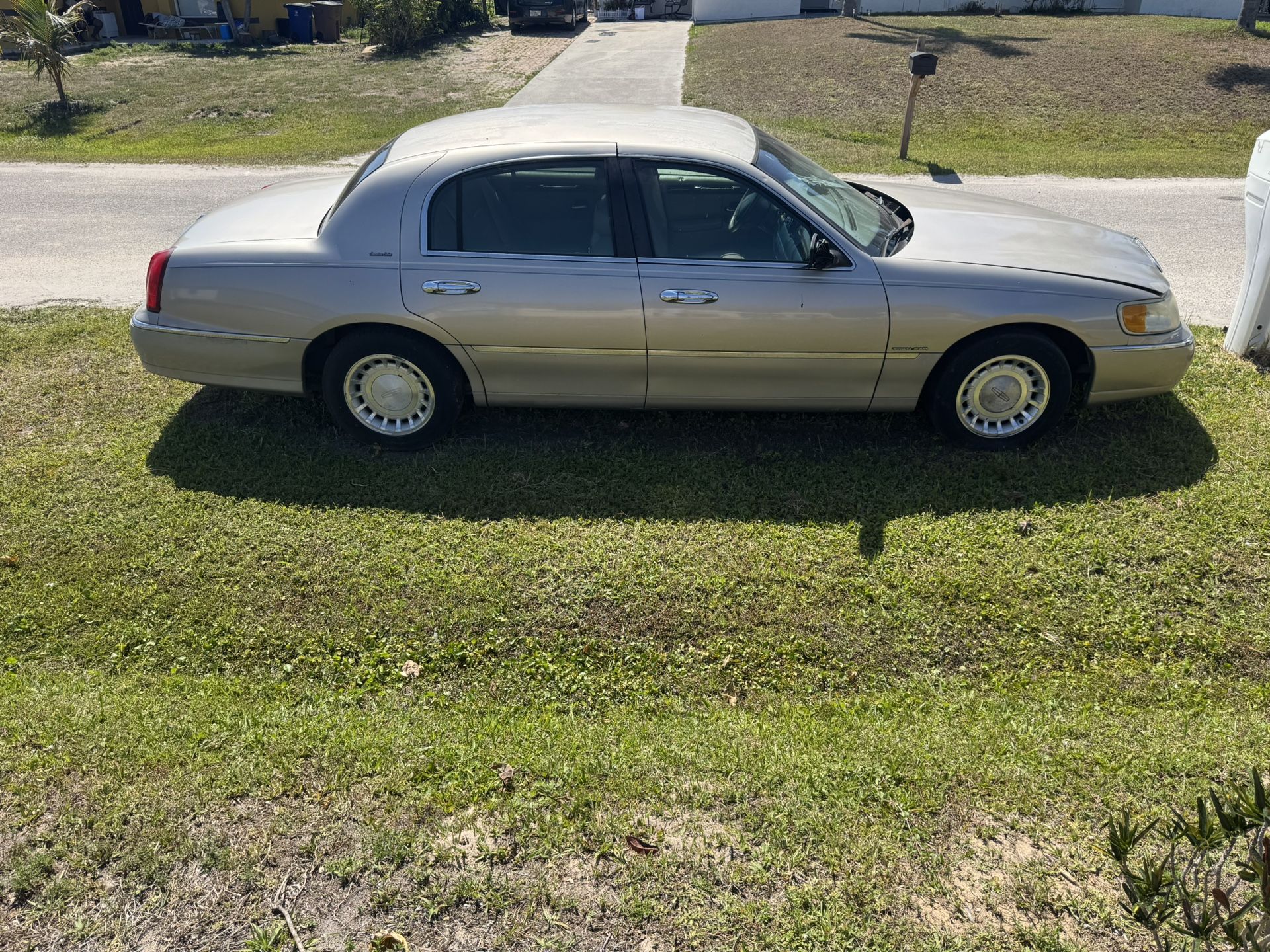 2001 Lincoln Town Car