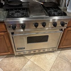 36” Viking Gas Range. Model #VGIC365-4GSS