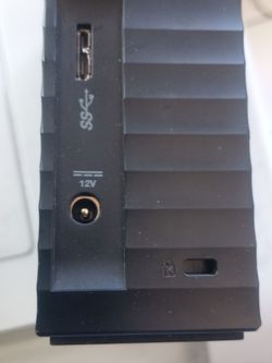 En buenas condiciones no cargador solo cable para conectar a la computadora trar 6 terabites