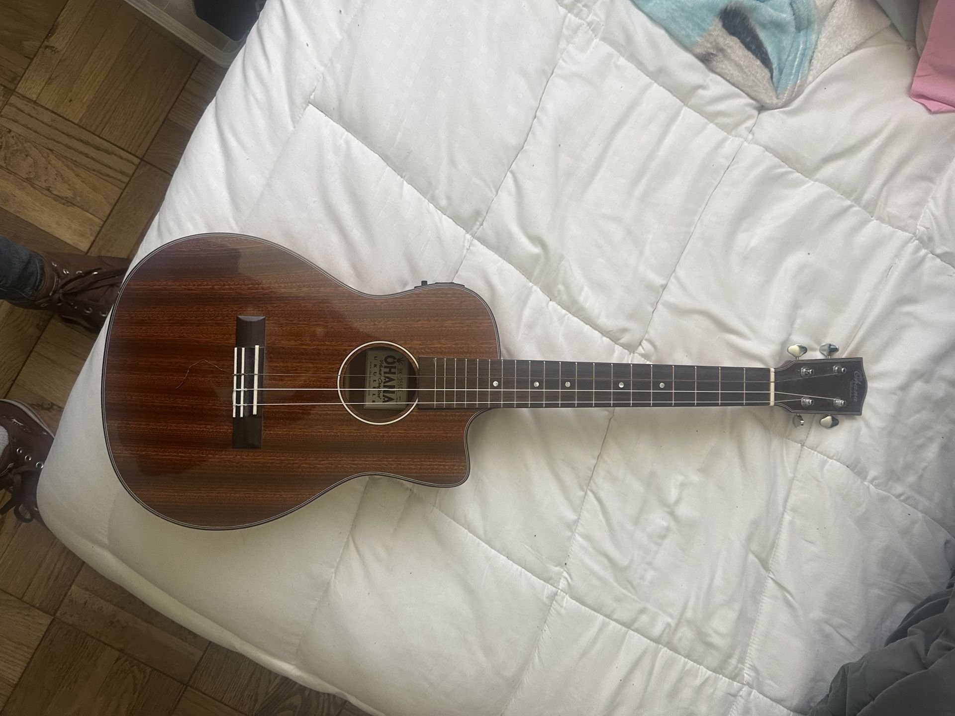 ohana bk-35gce (baritone Ukulele)