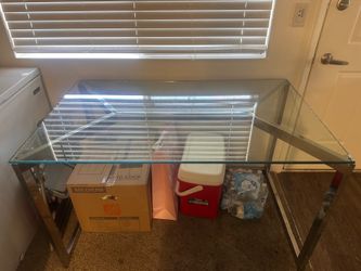 Glass table Free must pick up