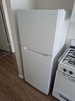 Insignia 10.0 Cu. Ft. Top-Freezer Refrigerator
