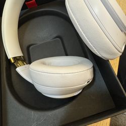 Beats Studio 3 Noise Canceling Headphones — gold
