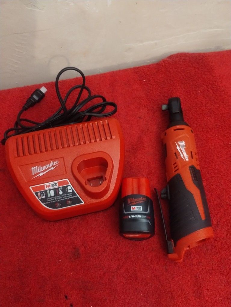 M12 Milwaukee 3/8 Ratchet Kit Completo $139