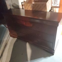 Dresser With Mirror