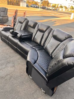 🔥 ONLY $100 – GREAT DEAL! 🔥  🛋️ Large Black Sectional Sofa – NEW  Beautiful black sectional with diamond stitching and built-in wireless charging. 
