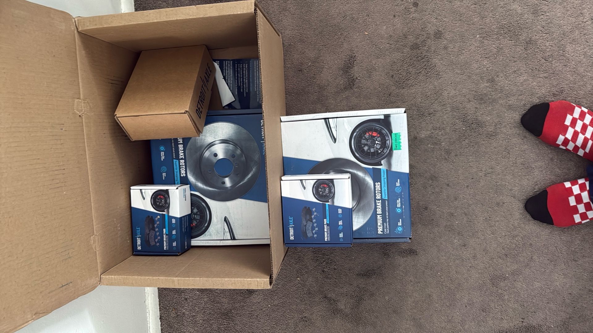 Detroit Axle 2 (4 In Total) Premium brake Rotors with 2 Additional Brake Pads. 