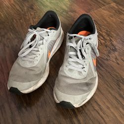 Boys Nikes Size 6