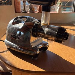 Omega juicer