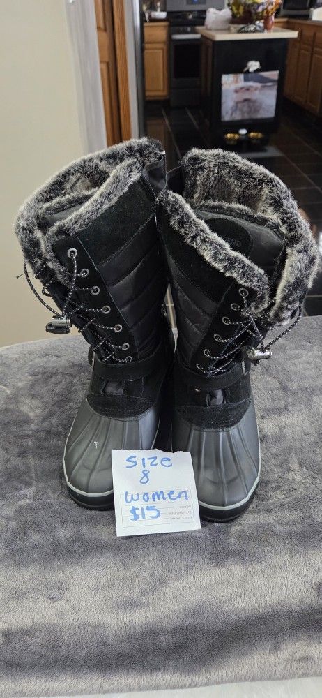 SNOW  BOOTS  SIZE 8 $15