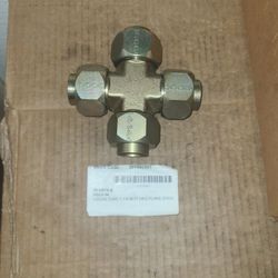 Parker-Hannifin 20-KBTX-S Union Cross, Tube: 1-1/4" 37 Degree Flare Steel
