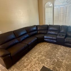 Excellent condition sectional with 2 auto recliners!