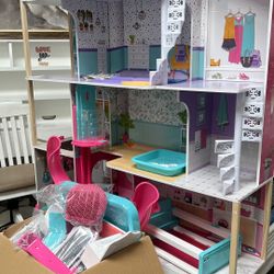 Dolls House W/ Toys 