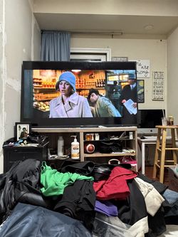 Amazing Vizio TV 55 inch very good condition with remote moving soon need to sell