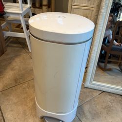 Munchkin 59s Diaper Pail. 