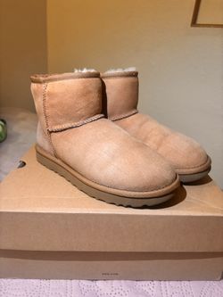UGG Mini II Boot Size 7 Near Perfect Condition