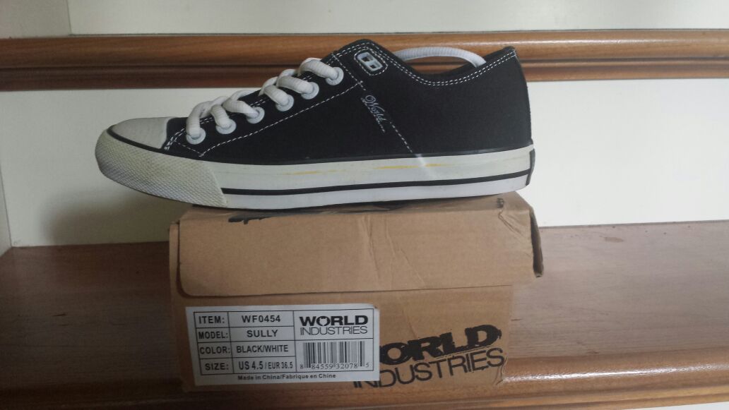 World industries youth size 4,5 black/white looks like converse shoes