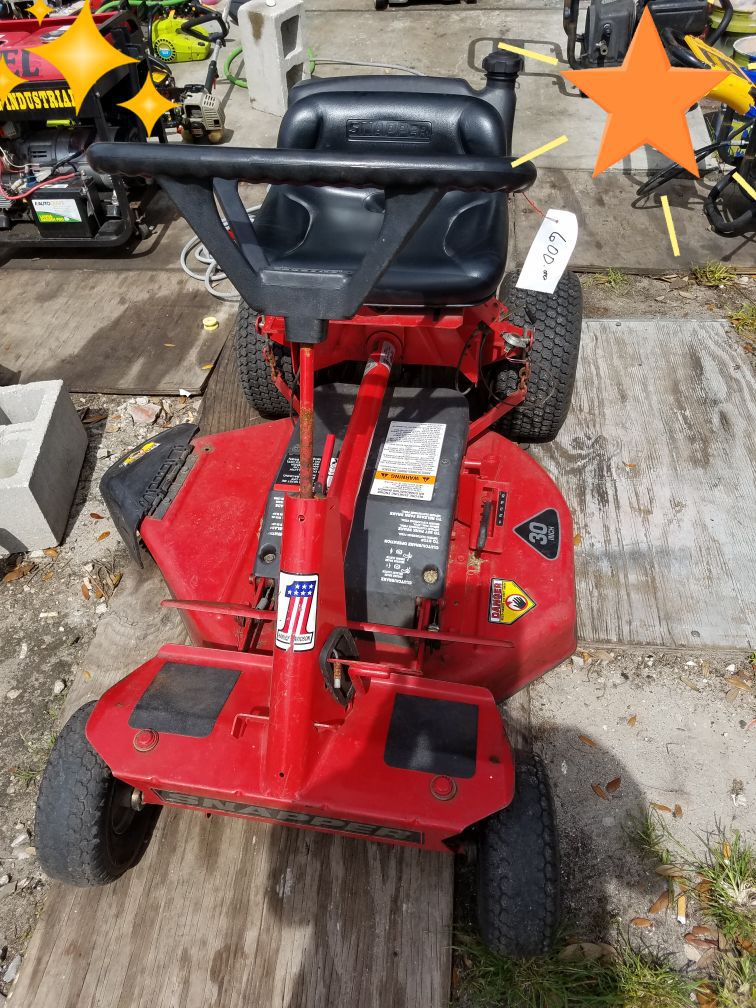 Snapper riding lawn mower like New!