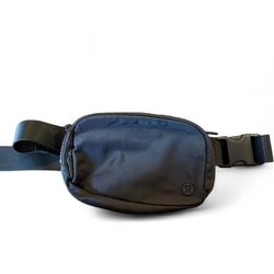 Lululemon everywhere belt 1l