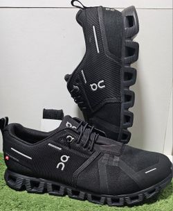 Model: Cloud 5 Waterproof.
Color: All Black.
Size (as pictured): US Men's 8.5 (UK 8, EU 42, JP 26.5).
Features: Zero-Gravity foam for soft landings, a