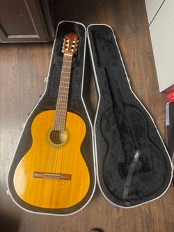 Lucero Classical Acoustic Guitar with Hard Case