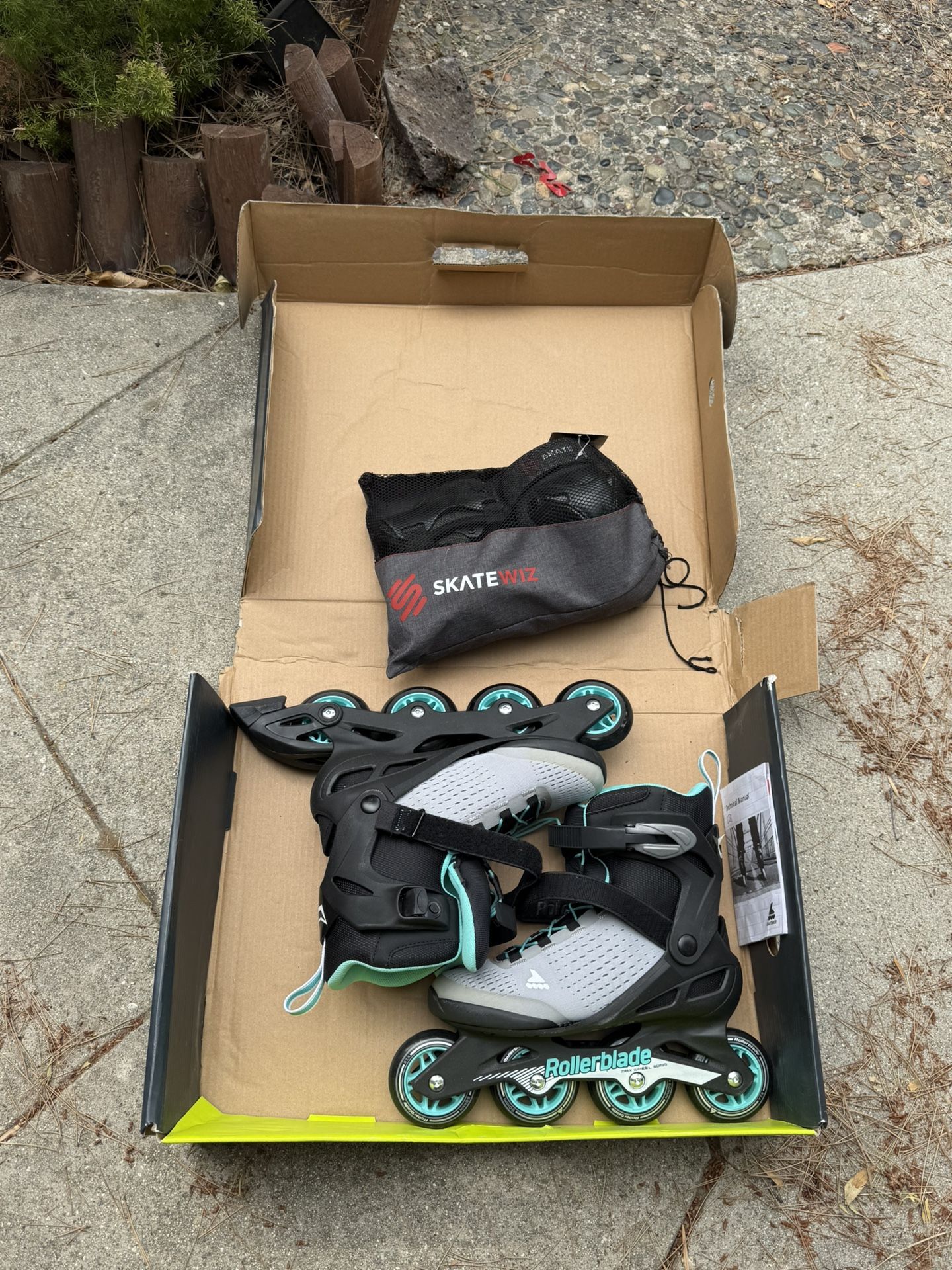 New Women’s Rollerblades With Knee And Elbow Pads