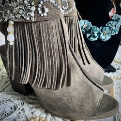 🤍✨  ⸻  Women’s Fringe Booties – Genuine Suede – Handcrafted Boutique Design size 9
