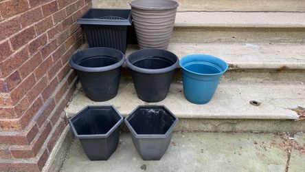 7 sturdy plastic planter pots