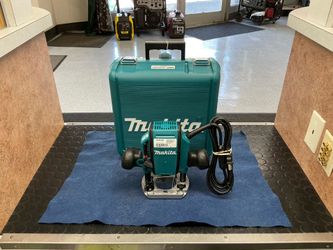 Makita Plunge Router (RP0900)