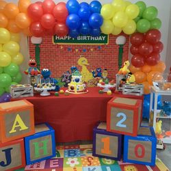 Elmo ballon arch and columns