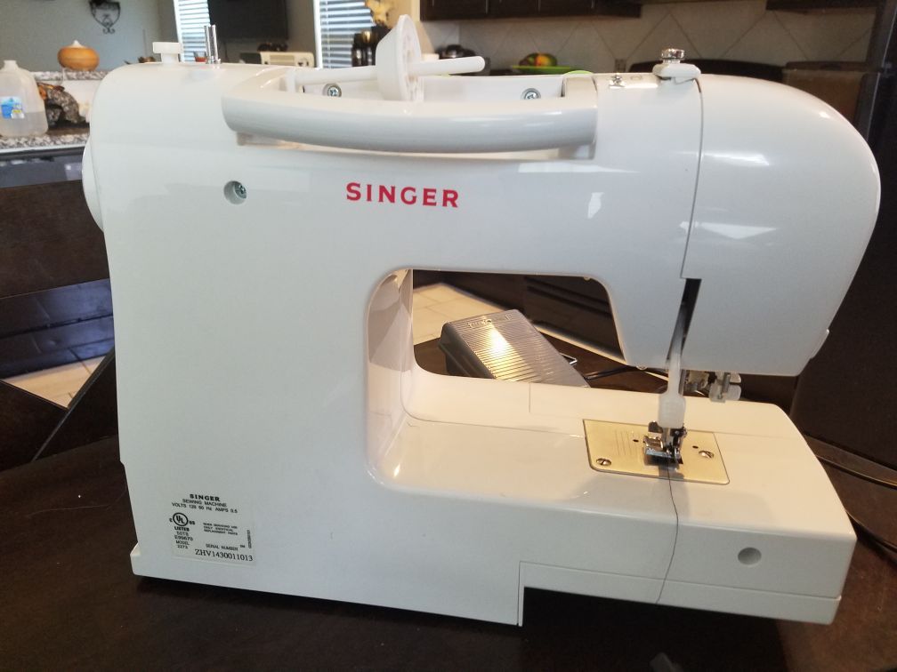 Singer Esteem II sewing machine w/accessories for Sale in Crosby, TX