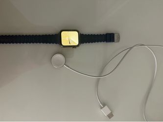 Apple Watch Series 6 40mm GPS 32 GB– Works Great – Cracked Screen