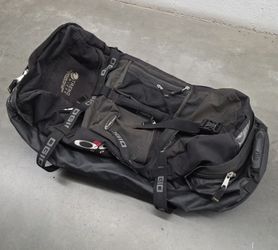 Rolling duffle bag