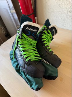 Like new Bauer ice skates with covers Size 6