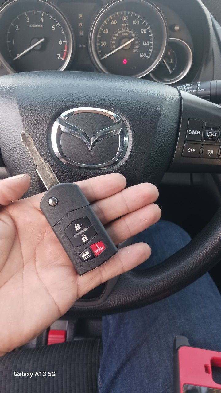 Car Keys And Remotes  / Llaves De Carro Y Controlles 