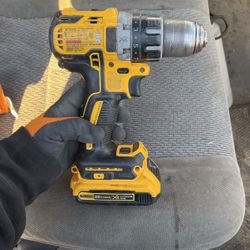 De Walt Drill With Or Without Battery 