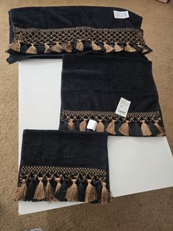 Avanti Towels Set Never Used