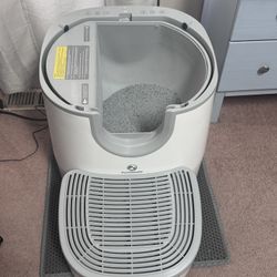Barely Used 1 Year Old Furoomate Litter Box