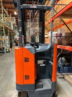 Forklift Reach Truck stand up Toyota